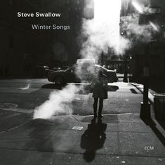 "Steve Swallow. Winter Songs. ECM." Eine Person mit Mantel steht in dunstiger Straßenecke, Schatten und Autos im Hintergrund.