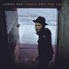Text: "JAMES BAY CHAOS AND THE CALM". Eine Person mit Hut steht am unteren Ende einer Treppe, schaut zur Seite.