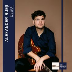 Text "ALEXANDER RUEß DEBUT" links, "Jazz thing NEXT GENERATION VOL. 112" unten; Mann mit Gitarre, brauner Hintergrund.