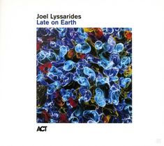 "Joel Lyssarides Late on Earth". Farbige, abstrakte Formen in Blau, Rot und Gelb vor dunklem Hintergrund.