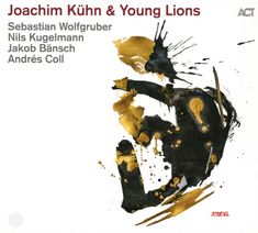 "Joachim Kühn & Young Lions" und Namen darunter. Schwarze und goldene dynamische Farbkleckse wirken abstrakt und lebendig.