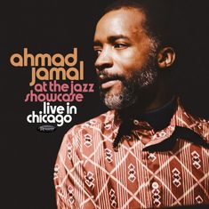 Ahmad Jamal at the Jazz Showcase, live in Chicago. Ein Mann im gemusterten Hemd blickt zur Seite.
