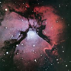 Keine Texte zu erkennen. Eine abstrakte, farbenfrohe Weltraumaufnahme mit roten, schwarzen und violetten Nebeln und Sternen.