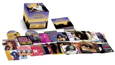 "DONNA SUMMER SUMMER: THE SINGLES COLLECTION 1974–2010". Eine Box mit CDs und bunten Albumcovern.