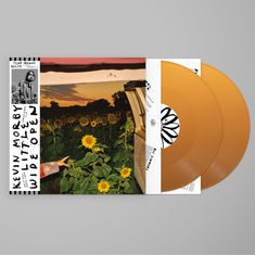 "Kevin Morby - Little Wide Open." Zwei orangefarbene Schallplatten, Sonnenblumenfeld, Arm zeigt aus Autotür.