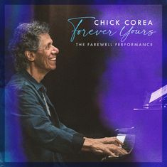 Text: "Chick Corea Forever Yours The Farewell Performance." Ein Mann lächelt und spielt Klavier, umrandet von lila Schatten.