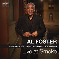 "AL FOSTER Live at Smoke" steht prominent. Im Hintergrund ist ein lächelnder Mann in einem dunklen Anzug zu sehen.
