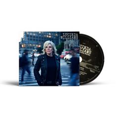 „LUCINDA WILLIAMS, WORLD’S GONE WRONG“. Frau in schwarzer Lederjacke auf belebter Stadtstraße, CD daneben.