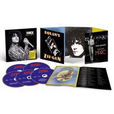T.REX 1974-1977. Schwarz-weißes Foto eines Mannes mit lockigem Haar und gemustertem Jackett, der ein Mikrofon hält.