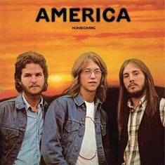 Oben steht "America" und darunter "Homecoming". Drei Männer stehen vor einem Sonnenuntergang und tragen Jeansjacken.