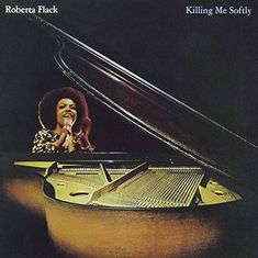 Text: "Roberta Flack", "Killing Me Softly". Frau singt neben einem Flügel.