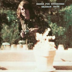 Text: "SONGS FOR BEGINNERS GRAHAM NASH." Eine Person im Freien, unscharfer Hintergrund mit Pflanzen und einem Blumentopf.