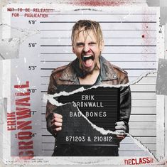 Ein Mann mit zerrissener Lederjacke schreit, hält ein Schild mit "ERIK GRÖNWALL BAD BONES". Hintergrund: Polizeigerichtslinien.