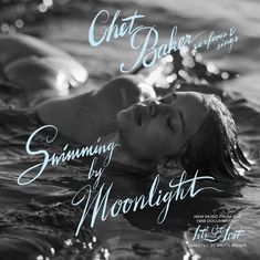 "Chet Baker performs & sings Swimming by Moonlight." Frau schwimmt entspannt im Wasser, Schwarz-Weiß-Foto.