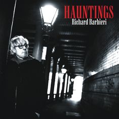 "HAUNTINGS, Richard Barbieri" steht oben. Eine Person mit Brille in einem beleuchteten, dunklen Tunnel.