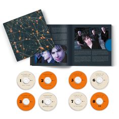 CD-Set mit acht Scheiben, Buch mit Bandfoto. Texte und Illustrationen auf den CDs, Coverdesign mit Netzwerkmuster.