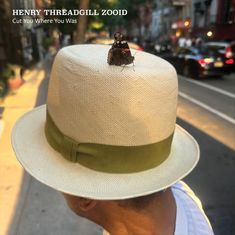 Text: "HENRY THREADGILL ZOOID, Cut You Where You Was." Ein Schmetterling auf einem hellen Hut mit grünem Band, Stadt im Hintergrund.
