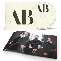 Große Buchstaben "AB", darunter kleiner "ALTER BRIDGE". Aufgeklappte Broschüre zeigt drei Männer auf einem Sofa.