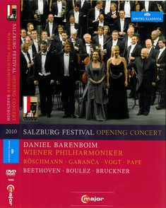 Text: "Salzburg Festival Opening Concert 2010 - Daniel Barenboim - Wiener Philharmoniker - Röschmann - Garanca - Vogt - Pape - Beethoven - Boulez - Bruckner". Menschen stehen in Abendgarderobe.