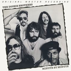"The Doobie Brothers" und "Minute by Minute" steht auf einem Schwarz-Weiß-Foto von sechs Männern mit Bärten und langen Haaren.