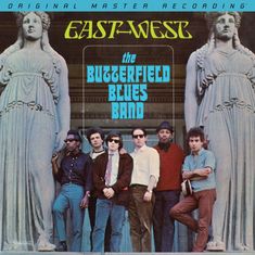 "East-West", "The Butterfield Blues Band" in blau. Sieben junge Männer posieren vor zwei großen Statuen.