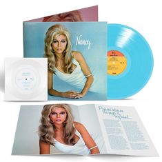Der Text „Nancy“ ist auf einem Albumcover zu sehen. Es zeigt eine blonde Frau im weißen Kleid und eine blaue Schallplatte.