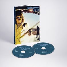 "Robin Trower LIVE! 50th Anniversary Edition" auf einem Buch. Zwei CDs liegen davor mit dem gleichen Titel.