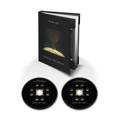 Ein aufgeschlagenes Buch "Midge Ure: A Man of Two Worlds" und zwei CDs mit den Titeln "World One: Music" und "World Two: Songs".