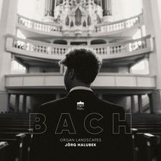 BACH, ORGAN LANDSCAPES, JÖRG HALUBEK. Ein Mann in einem Anzug steht vor einer großen Kirchenorgel.