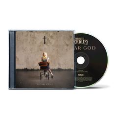 "DEAR GOD" steht auf einem CD-Cover. Ein Mädchen sitzt allein auf einem Stuhl, ein Kreuz an der Wand über ihr.