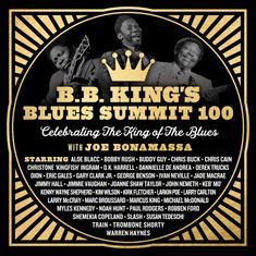Text: B.B. King's Blues Summit 100 mit Joe Bonamassa. Liste von Künstlernamen. Bild: Drei musizierende Männer.