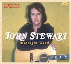 "Legendary RSO Recordings", "John Stewart", "Midnight Wind". Ein Mann hält eine Gitarre vor einem gelben Hintergrund.