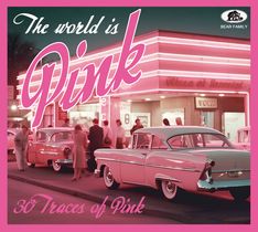 "The world is Pink" in großer Schrift; Retro-Szene mit Oldtimern und einem Diner im rosa Licht.