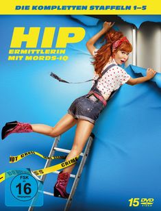 „Die kompletten Staffeln 1-5“; „HIP Ermittlerin mit Mords-IQ“. Frau in Latzhose, pinke Stiefel, mit Absperrband auf Leiter.