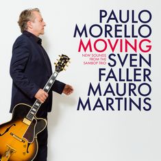 Links ein Mann im Anzug mit Gitarre. Rechts Text: "PAULO MORELLO MOVING, NEW SOUNDS FROM THE SAMBOP TRIO, SVEN FALLER, MAURO MARTINS".