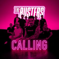 „THE BUSTERS“ und „CALLING“ in leuchtendem Pink. Eine Gruppe von Männern in dunkler Kulisse.