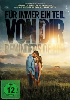 Text: "FÜR IMMER EIN TEIL VON DIR", "REMINDERS OF HIM", FSK 12. Zwei Personen stehen nah beieinander in einer Wiese bei Sonnenuntergang.