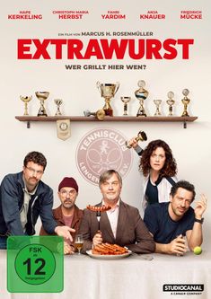Text: "EXTRAWURST: Wer grillt hier wen?" Fünf Menschen, viele Pokale, Tennisclub-Logo. FSK 12 freigegeben.