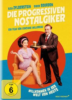 "Die Progressiven Nostalgiker" – Ein Film von Vinciane Millereau. Willkommen in der Welt von heute. FSK ab 6 freigegeben. Eine Frau in Retro-Kleidung sitzt auf einem Sessel, ein Mann im Anzug reicht ihr Kaffee.
