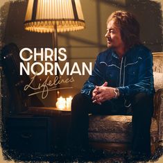 Text: "CHRIS NORMAN LIFELINES". Ein Mann in einem blauen Hemd sitzt auf einem dekorativen Sessel neben Kerzen.