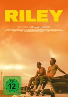 Titel: "RILEY". Untertitel: "Ein Film von Benjamin Howard". Zwei junge Männer sitzen auf einem Auto bei Sonnenuntergang.