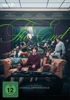Logo "MUBI", Text "The End", "FSK ab 12". Menschen auf einem Sofa in einem Raum mit Gemälde im Hintergrund.