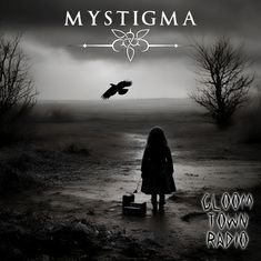 „MYSTIGMA“ und „GLOOM TOWN RADIO“. Ein Kind mit Koffer auf einem dunklen Weg, ein Vogel fliegt, kahle Bäume.
