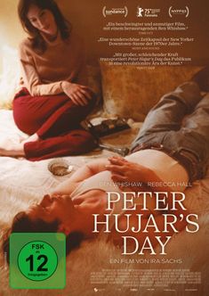 "Ein beschwingter und anmutiger Film", "Eine wunderschöne Zeitkapsel", "Mit großer, schleichender Kraft". Zwei Menschen auf Bett.