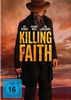 „KILLING FAITH“. Schauspieler: Guy Pearce, DeWanda Wise, Bill Pullman. Ein Mann im Western-Outfit mit Hut und Gewehr.