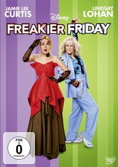 Titel: Freakier Friday. Namen: Jamie Lee Curtis, Lindsay Lohan. Zwei Frauen posieren in bunter Kleidung.