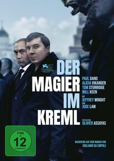 "DER MAGIER IM KREML"; Vorab-Cover, FSK 12 Logo. Zwei ernst dreinschauende Männer in Anzügen vor unscharfem Hintergrund.