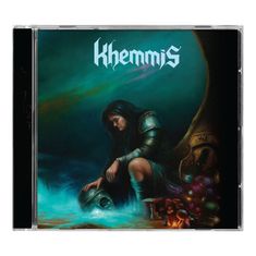 "Khemmis" in gotischer Schrift. Eine Person in Rüstung sitzt nachdenklich mit Helm am Boden, umgeben von Pilzen und Nebel.