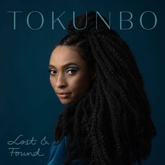 Text: "TOKUNBO" oben, "Lost & Found" unten. Frau mit langen lockigen Haaren vor einem dunkelblauen Hintergrund.