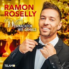RAMON ROSELLY, "Weihnachten wie damals". Lächelnder Mann im Anzug bindet Fliege, heller festlicher Hintergrund. Logo: TELAMO.